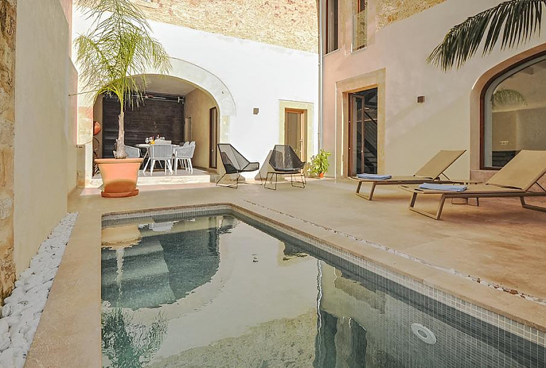 Pool und Terrasse im Hof des Ferienhauses