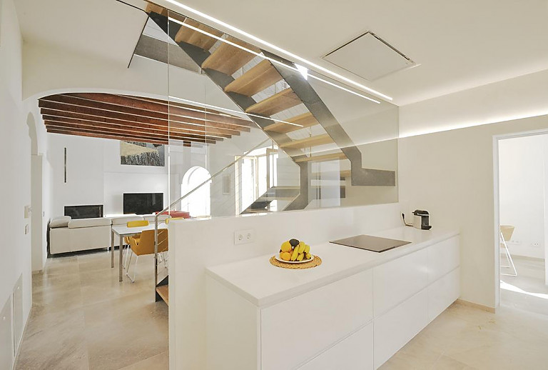 Küche mit Blick in den Wohnraum