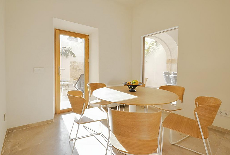 Essbereich mit Tisch und Stühlen