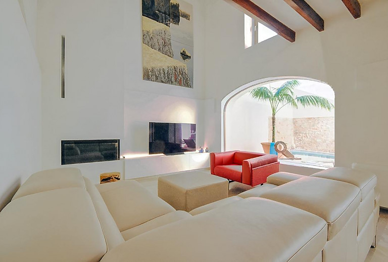 Wohnzimmer mit Fernseher und Couch