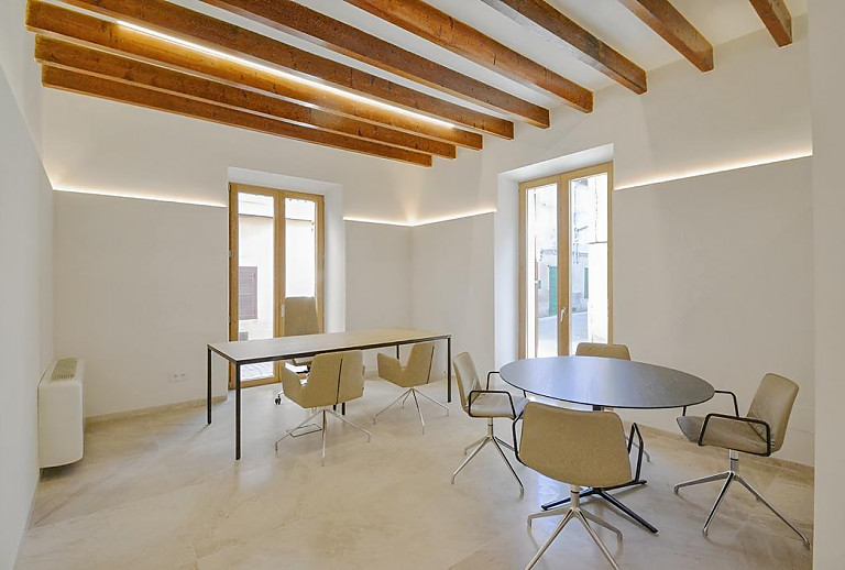 Arbeitsraum mit Schreibtischen