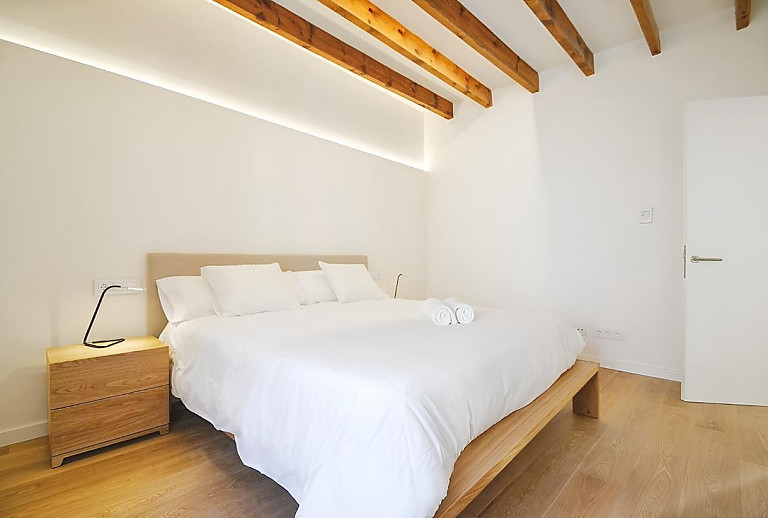 Schlafzimmer mit Doppelbett und Nachttisch