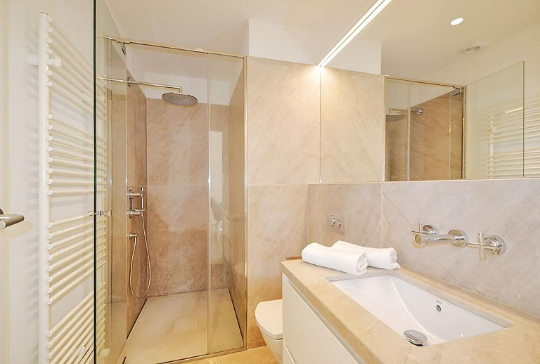 Badezimmer mit Dusche und Spiegel