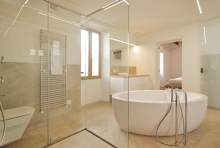 Bad mit Wanne und Dusche