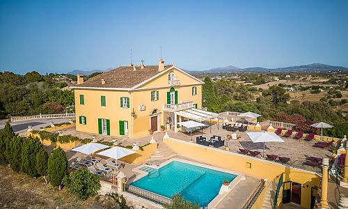 Pool und Terrasse vor der Finca