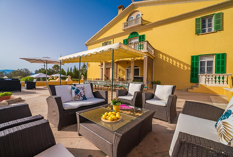 Sofas und Sessel auf der Terrasse vor der Finca