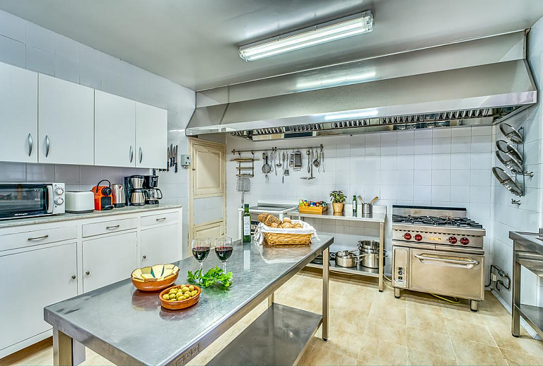 Gasherd und Kaffeemaschine in der Küche