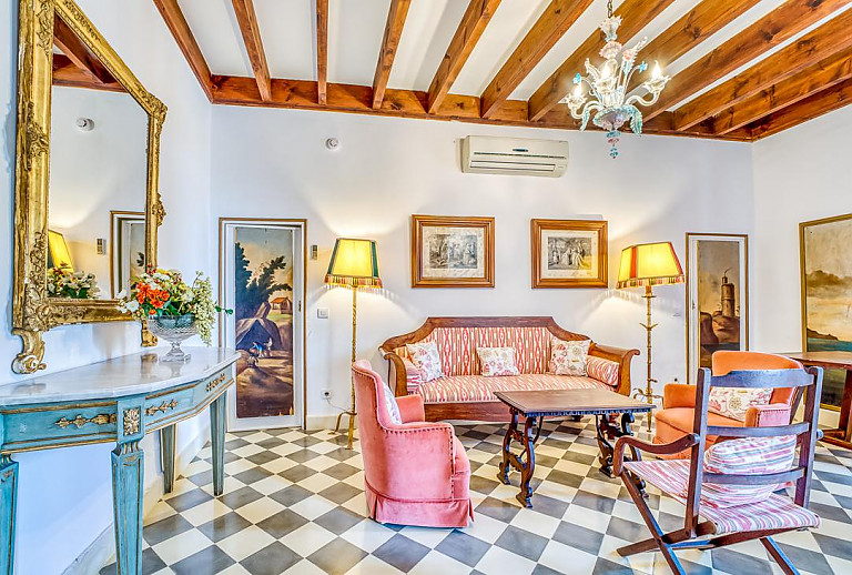 Wohnzimmer mit Stehlampe und Couch