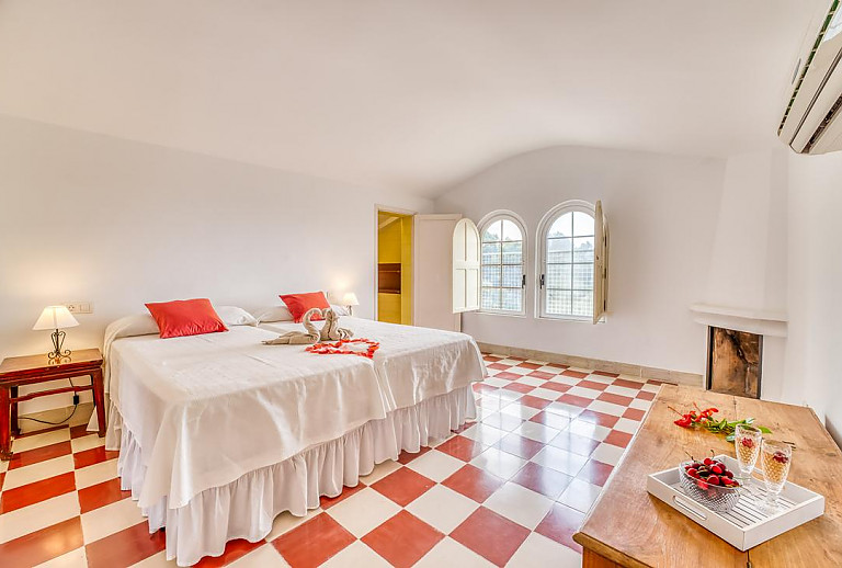 Schlafzimmer mit Einzelbetten und Fenster