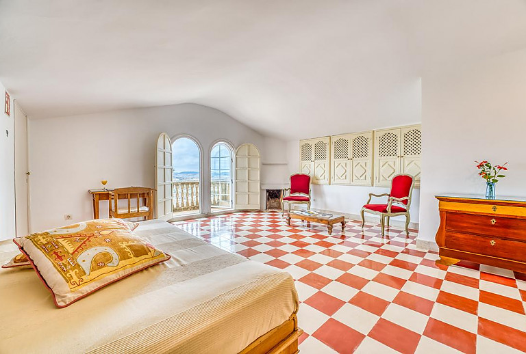 Schlafzimmer mit Einzelbetten und Kommode