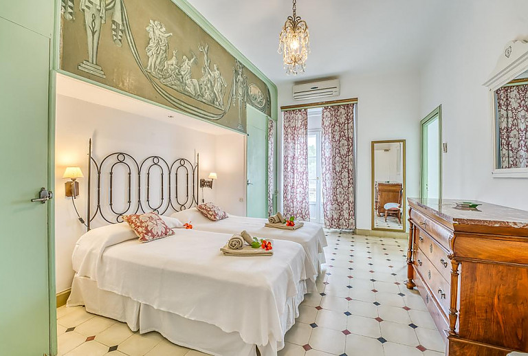 Schlafzimmer mit Einzelbetten und Spiegel