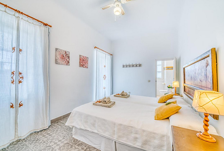 Schlafzimmer mit Einzelbetten und Bad