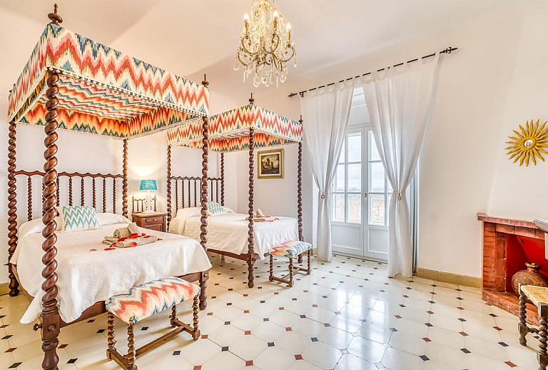 Schlafzimmer mit Einzelbetten und Kamin