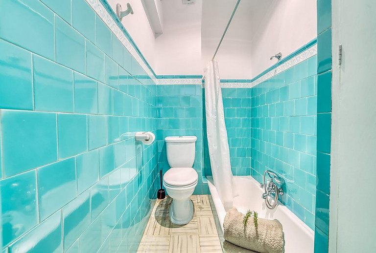 Bad mit Wanne und WC