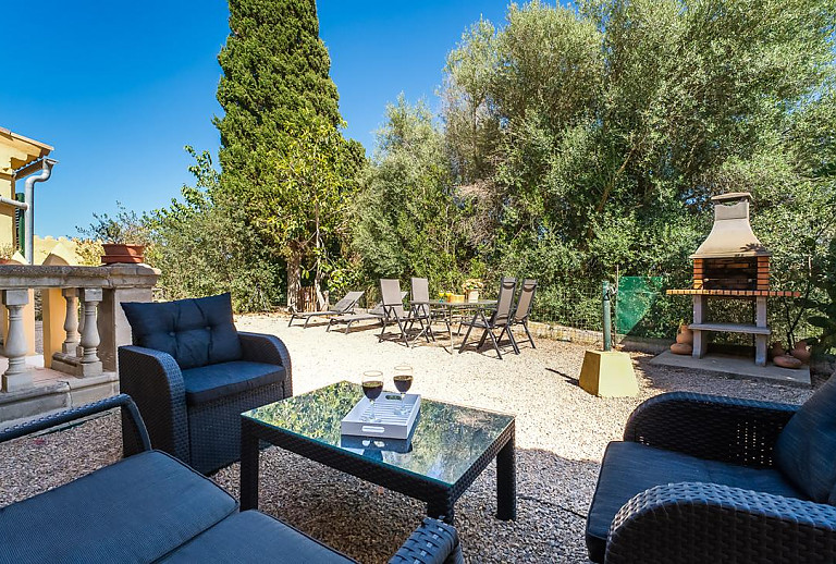 Terrasse und Sonnenliegen vor dem Gästehaus