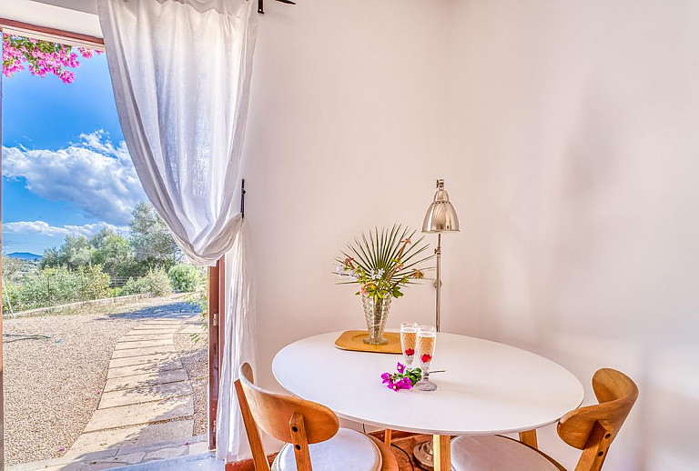 Essbereich mit Tisch und Stühlen