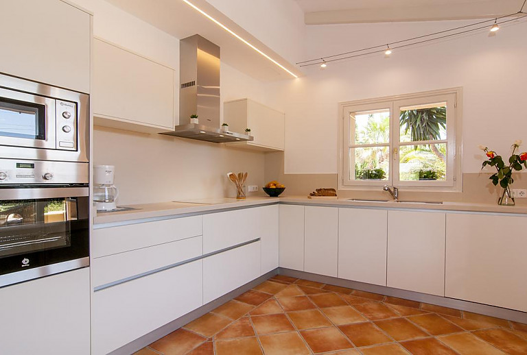 Küche mit Spüle und Backofen