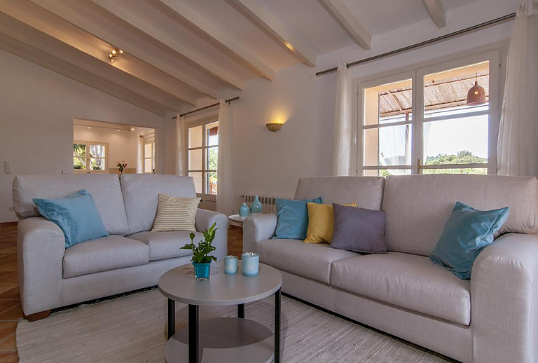 Wohnzimmer mit Heizung und Couch