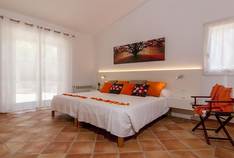 Schlafzimmer mit Einzelbetten und Heizung