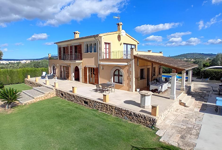 Garten und Terrassen vor der Finca