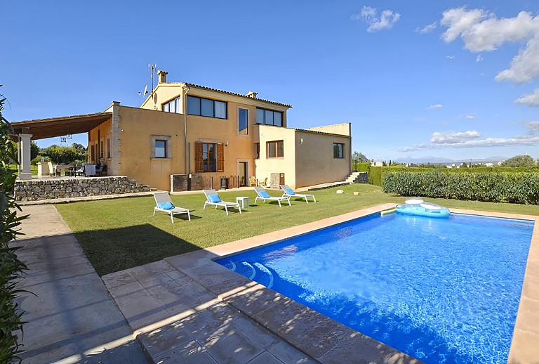 Luftmatratze im Pool vor der Finca