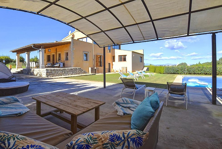 Sitzecke unter einen Sonnendach am Pool