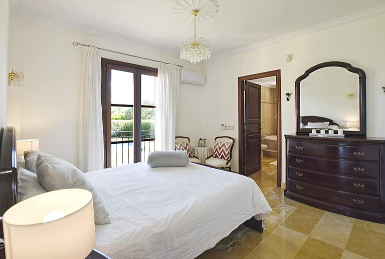 Schlafzimmer mit Doppelbett und Bad