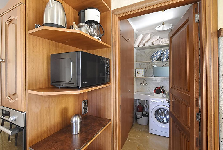 Hauswirtschaftsraum mit Waschmaschine und Waschbecken