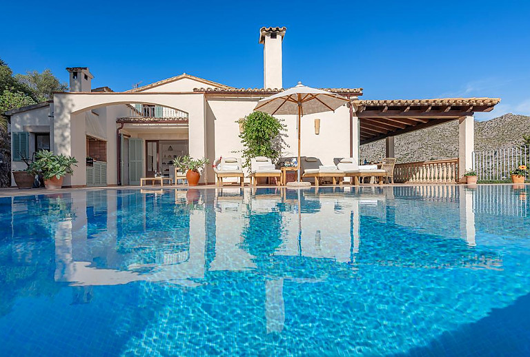 Poolbereich mit Sonnenliegen im Außenbereich