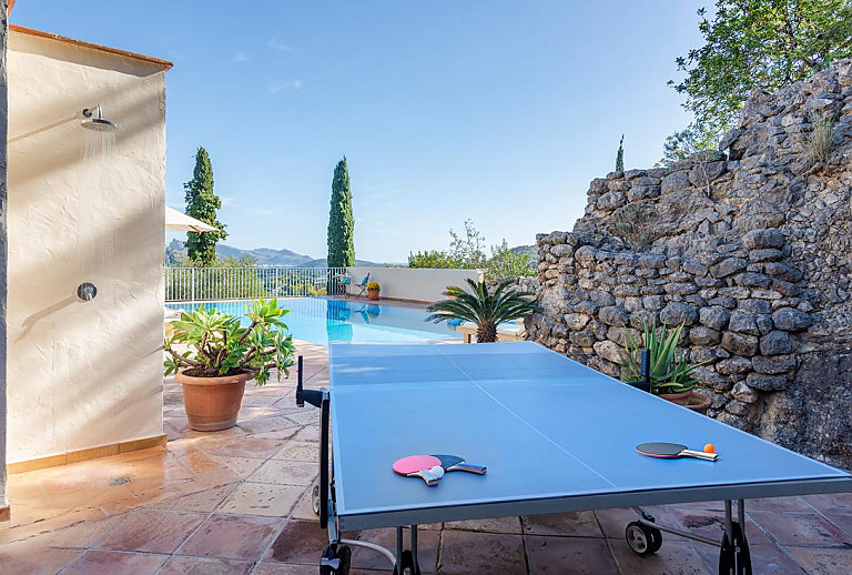 Tischtennisplatte am Pool