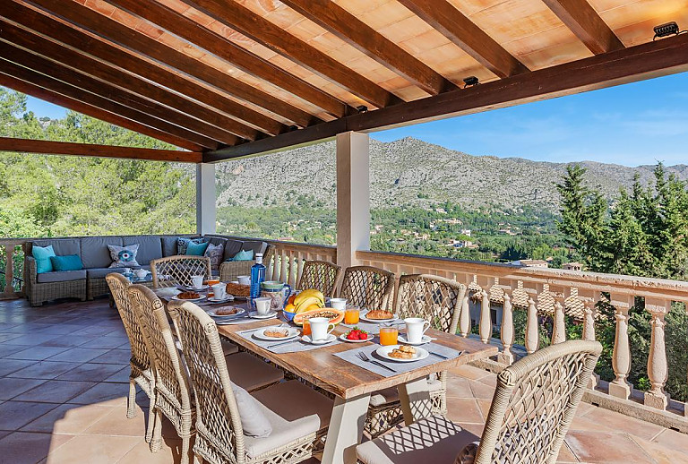 Weitblick von der Terrasse mit Gartenmöbeln
