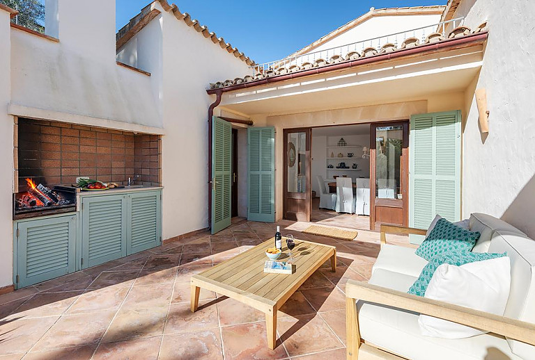 Grillbereich auf der Terrasse mit Sitzmöbeln