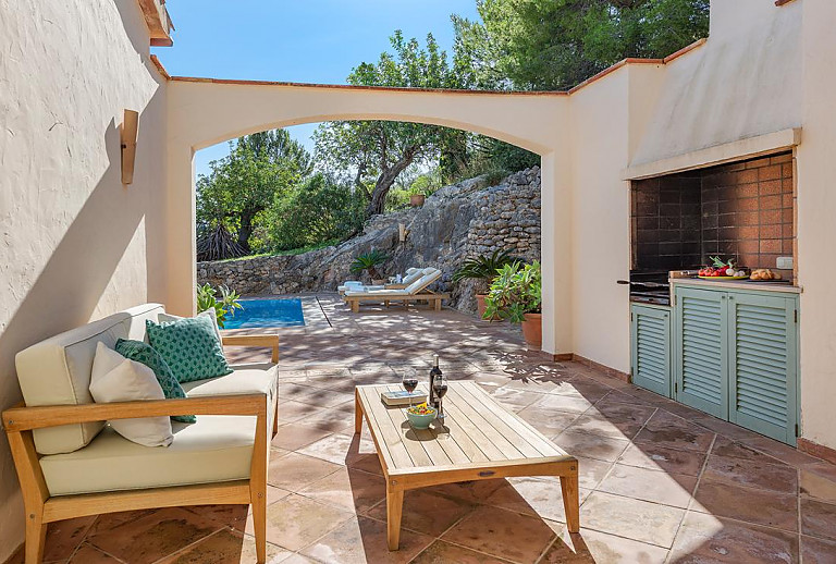 Grillecke am Pool mit Sofa