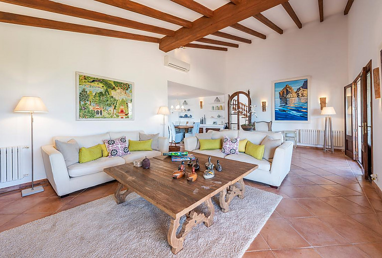 Wohnzimmer mit Esstisch und Sofa