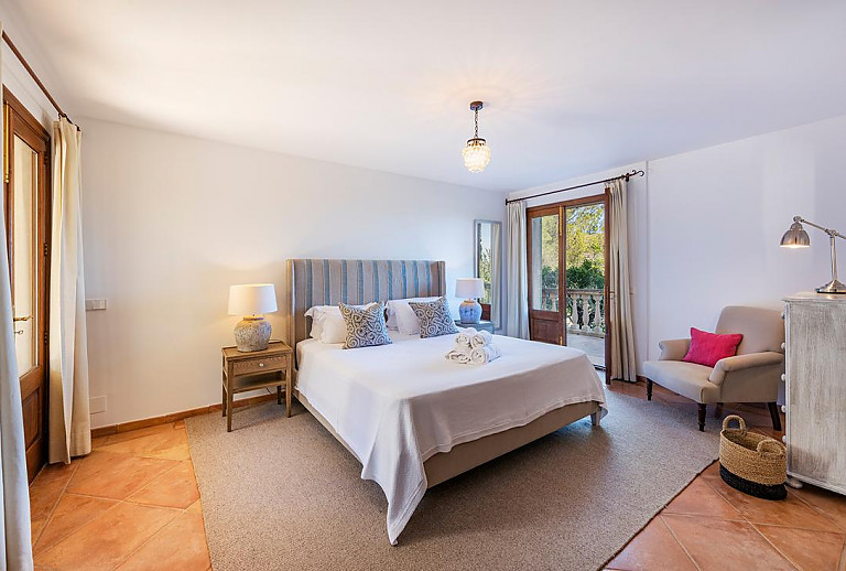 Schlafzimmer mit Doppelbett und Terrassenzugang