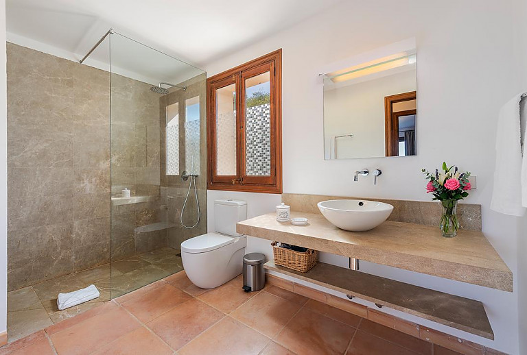 Dusche und WC im Badezimmer