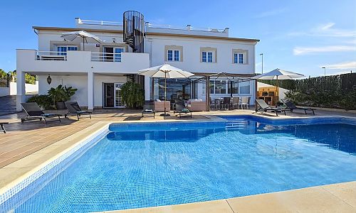 Finca mit Poolterrasse und Sonnenliegen