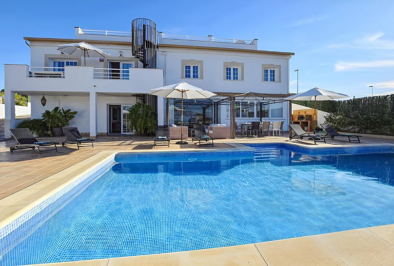 Finca mit Poolterrasse und Sonnenliegen