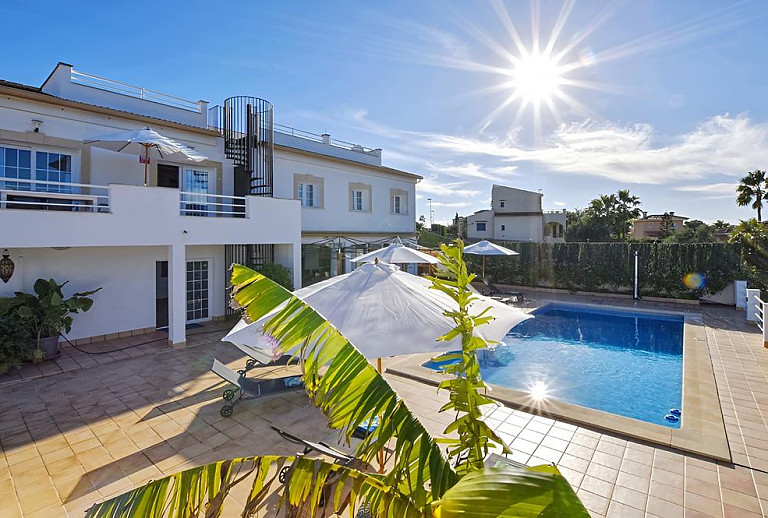 Außenbereich mit Pool und Gartenmöbeln