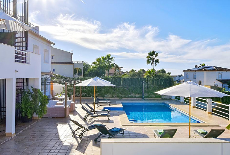 Terrasse mit Pool und Sonnenliegen