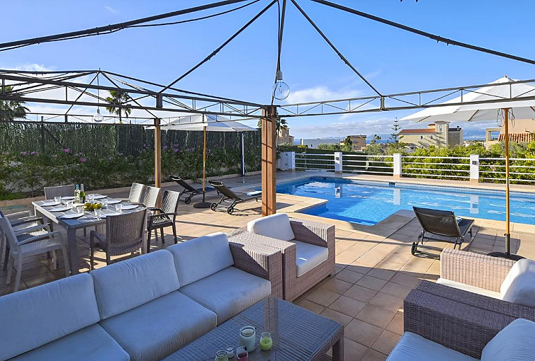 Terrasse mit Poolblick und Esstisch