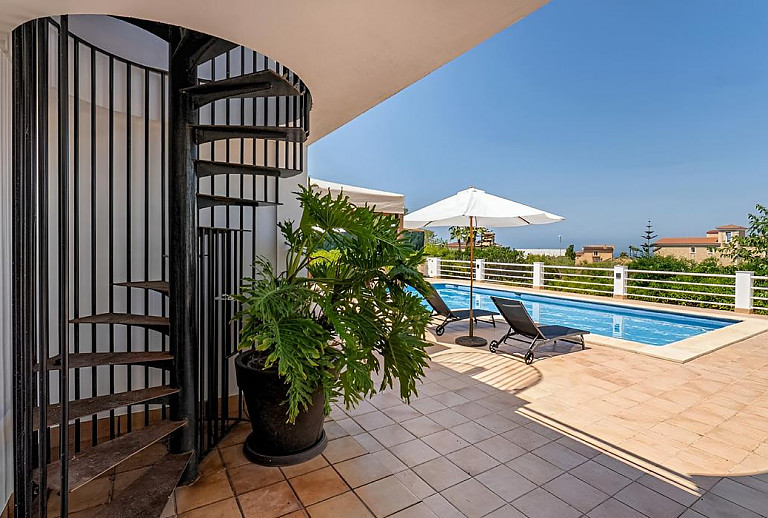 Poolterrasse mit Sonnenliegen