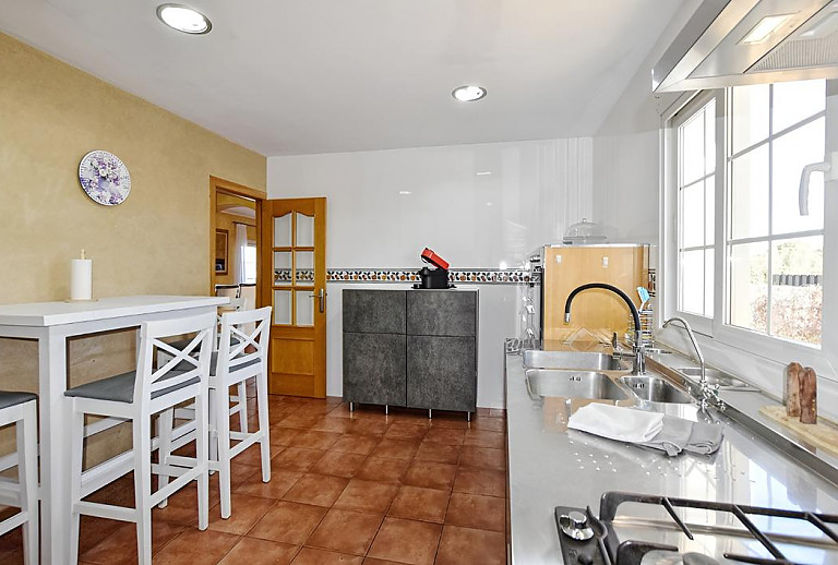 Küche mit Esstisch und Spüle