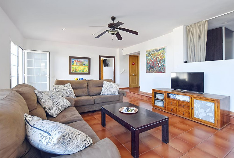 Wohnzimmer mit Fernseher und Couch