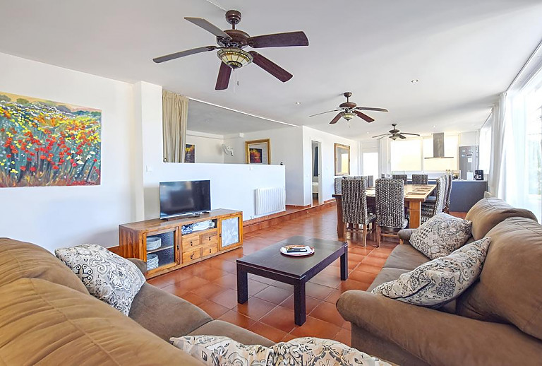 Wohnzimmer mit Esstisch und Couch