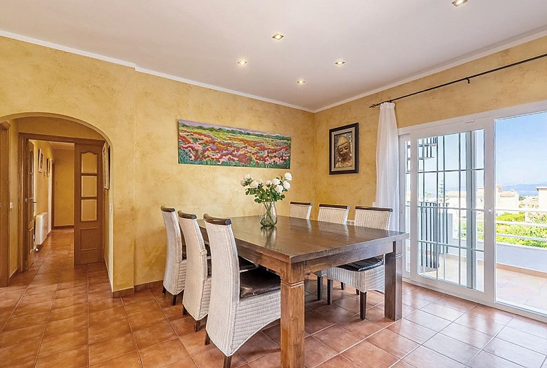 Essbereich mit Zugang zum Balkon