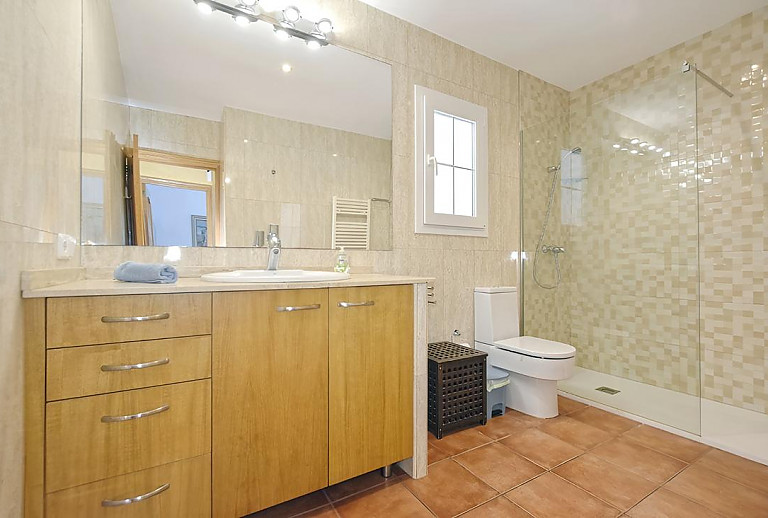 Badezimmer mit Dusche und Spiegel