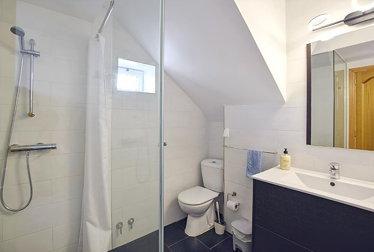 Waschbecken und Dusche im Badezimmer