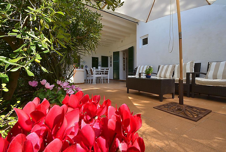 Terrasse mit Blumen und Esstisch