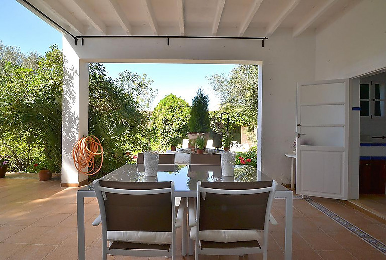 Terrasse mit Blick in den Garten und Esstisch